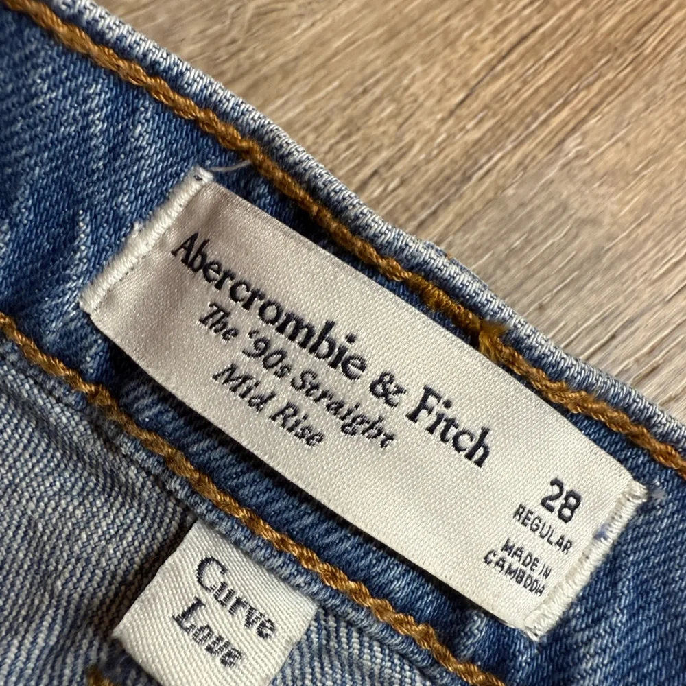 Abercrombie Curve Love Mid Rise 90s Straight Jean Size 28 - Picture 6 of 8